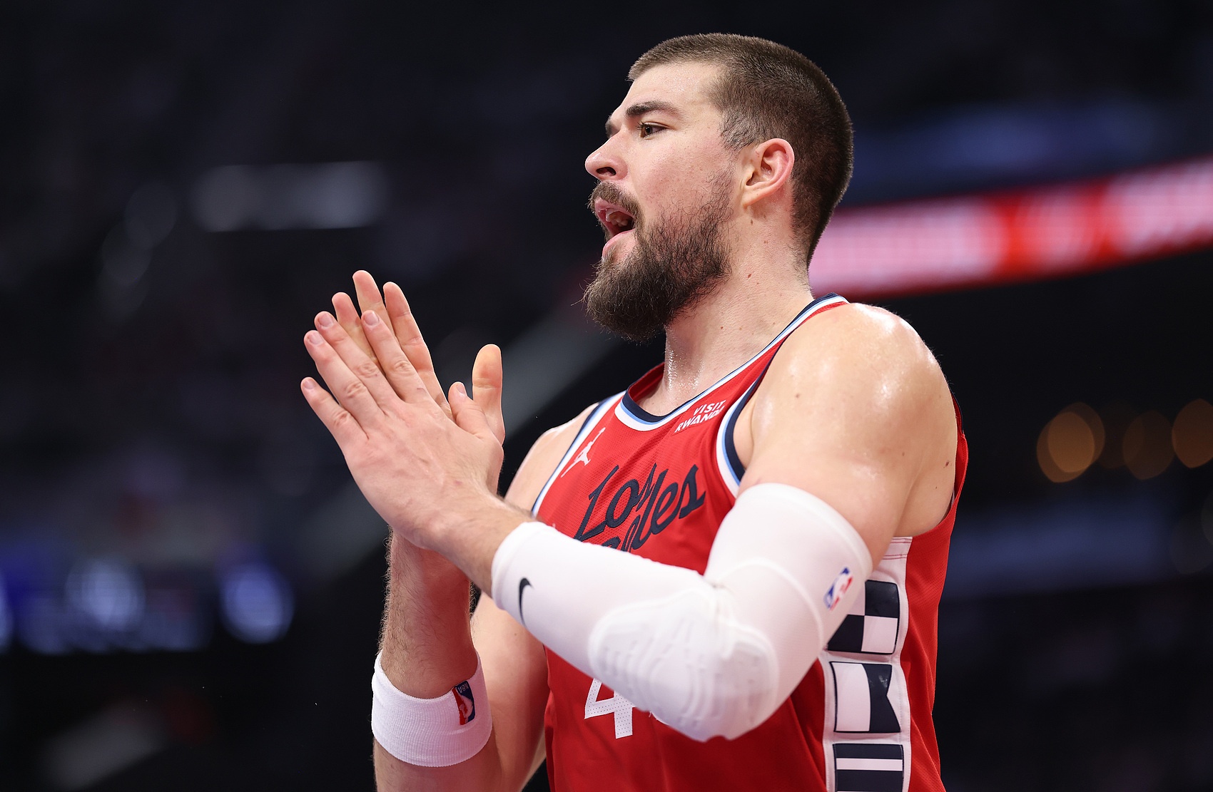 开云官网-队记曝祖巴茨收到的交易报价：一个无保护首轮+一个选秀权互换